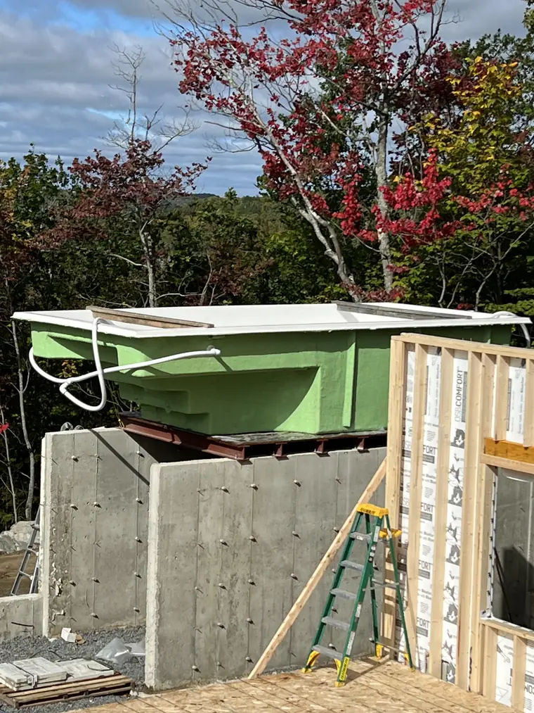 Piscine creusée posée sur structure d'acier au-dessus de la fondation